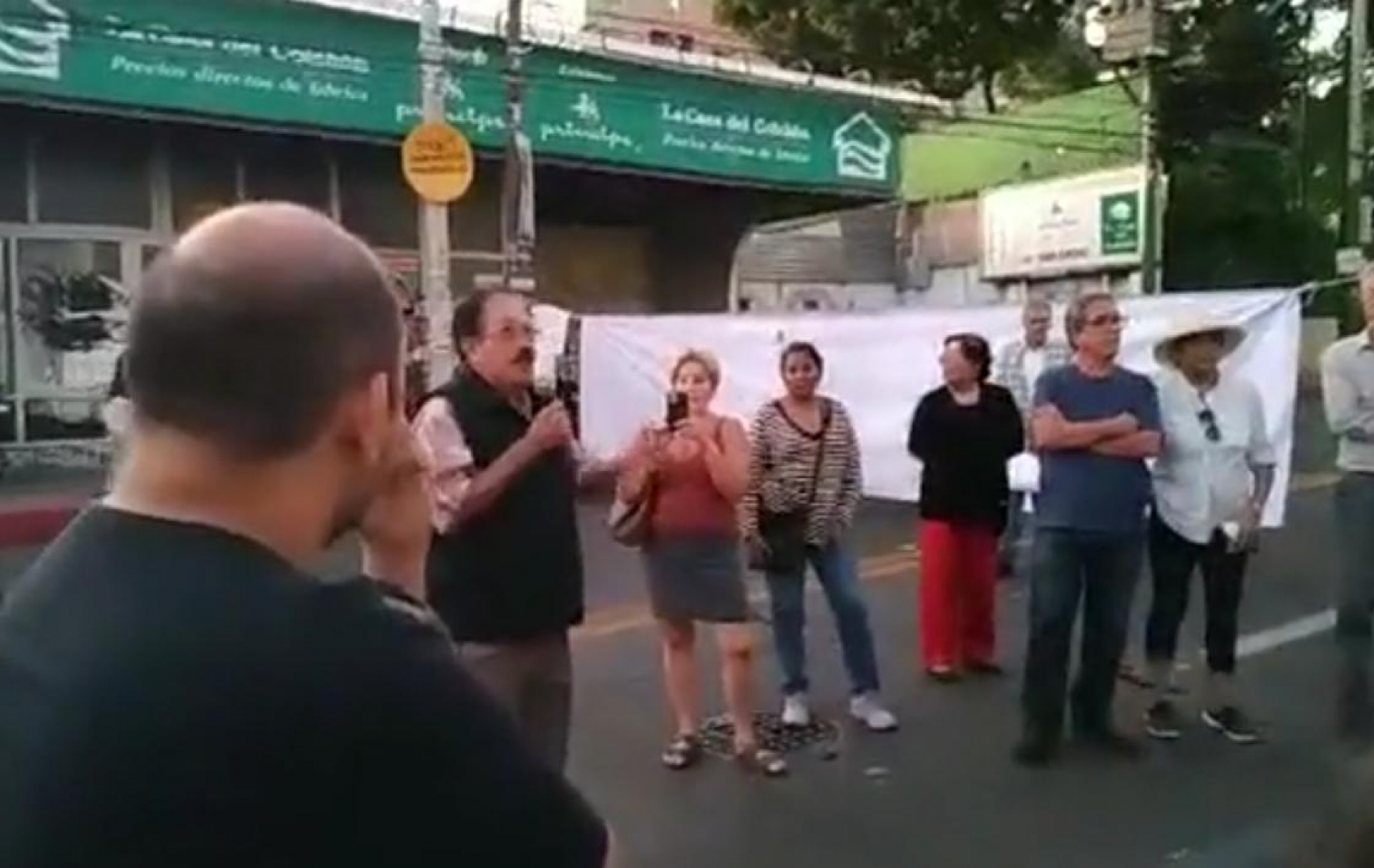 Diez horas de bloqueo en la avenida Morelos, por protesta de vecinos de la colonia Q. Roo
