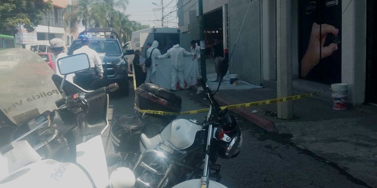 Fallece un hombre tras caer de la azotea de un negocio, en Cuernavaca