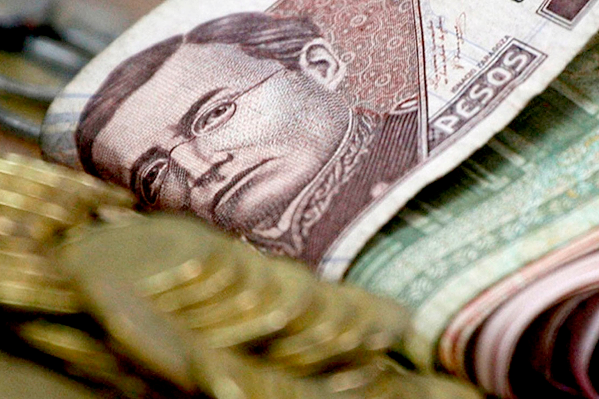 Dos individuos la despojaron de 100 mil pesos