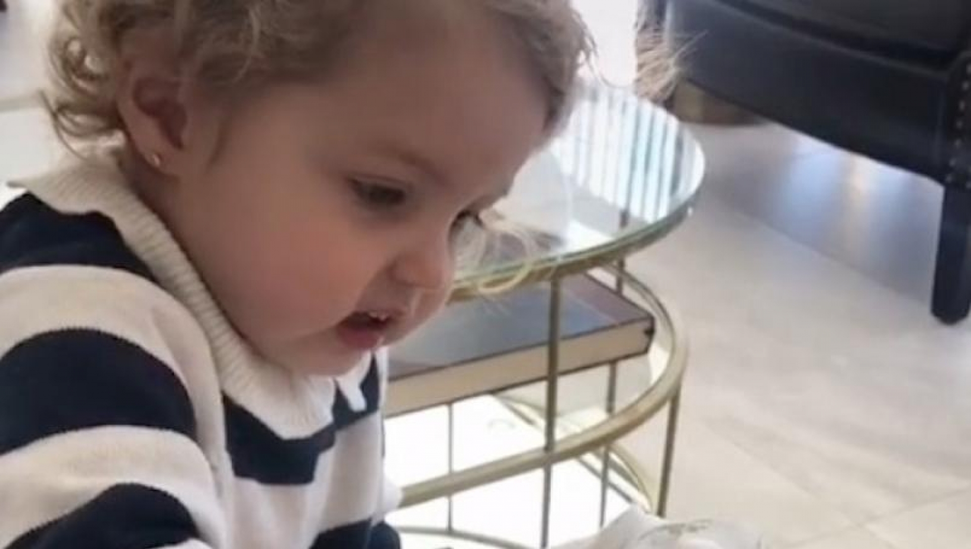 'Influencer' engaña a su hija para que cambie el pañal de su muñeca