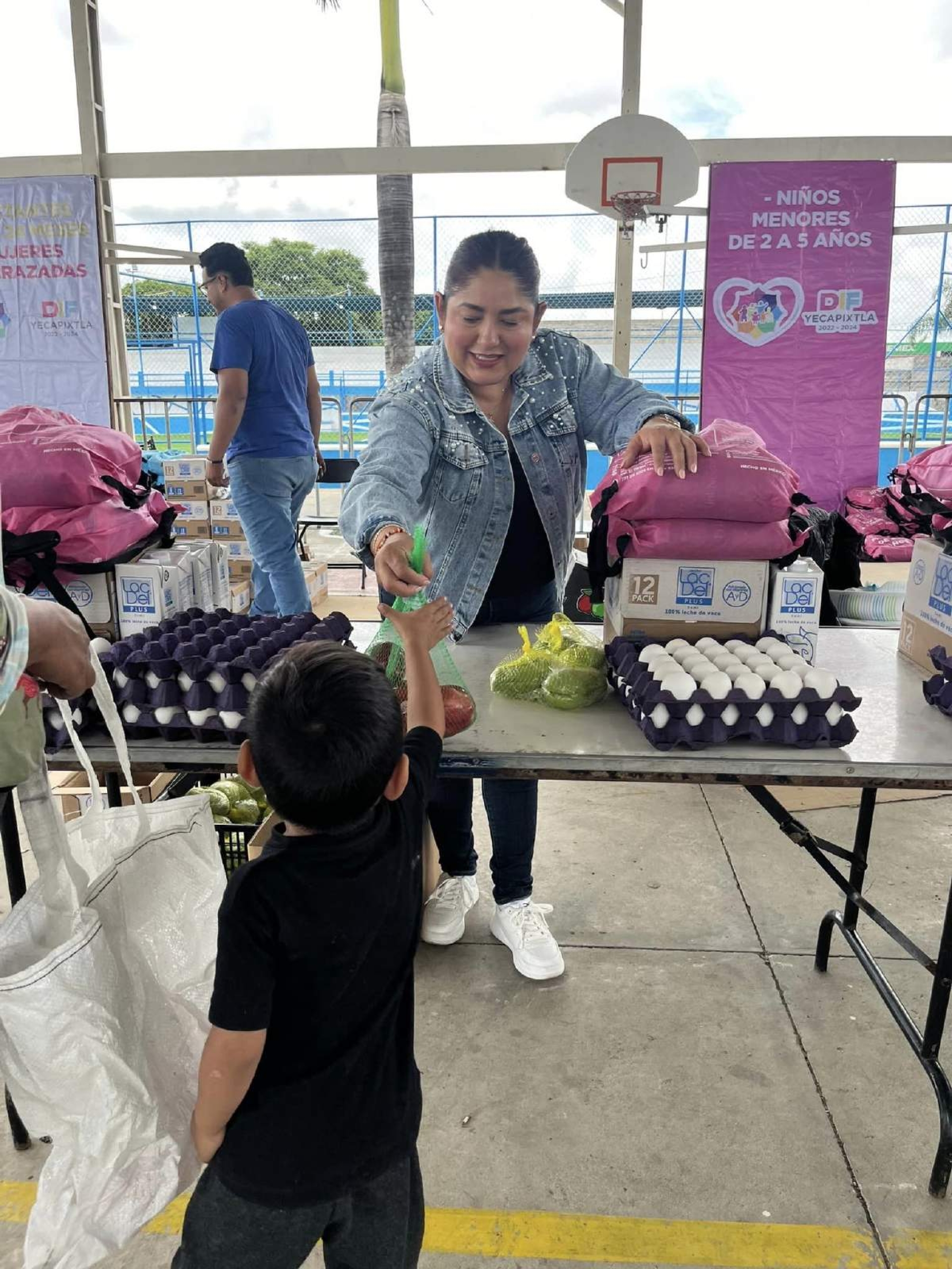 Entrega DIF Yecapixtla apoyo alimentario a población vulnerable