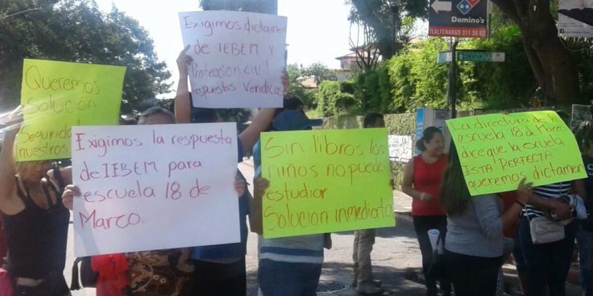 Protestan padres de familia de la primaria "18 de Marzo"