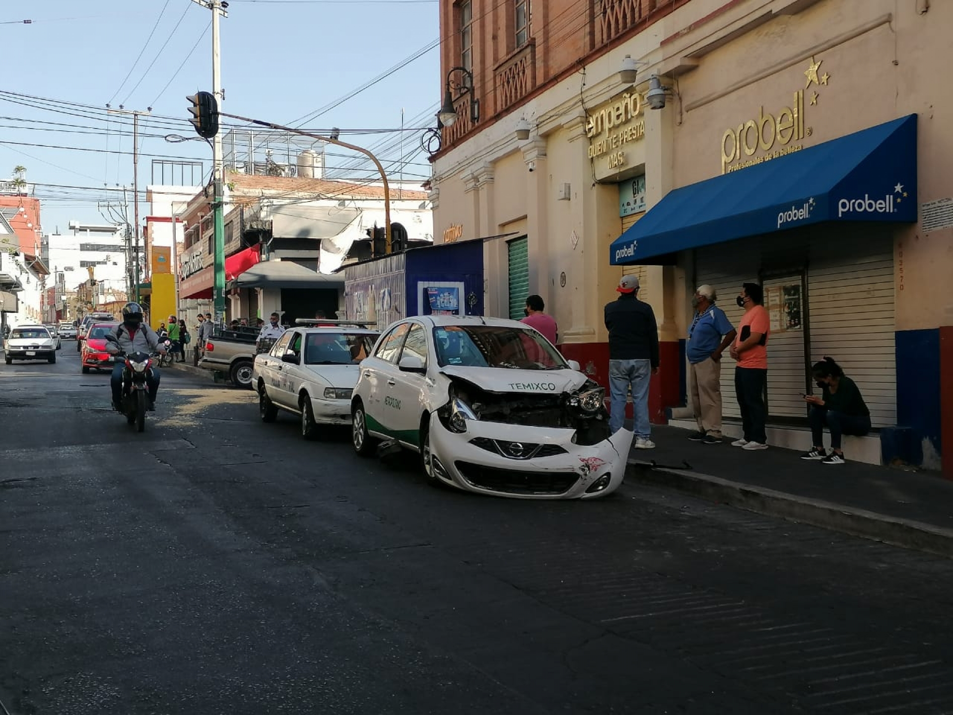 Choque entre taxi y automóvil en el primer cuadro de Cuernavaca