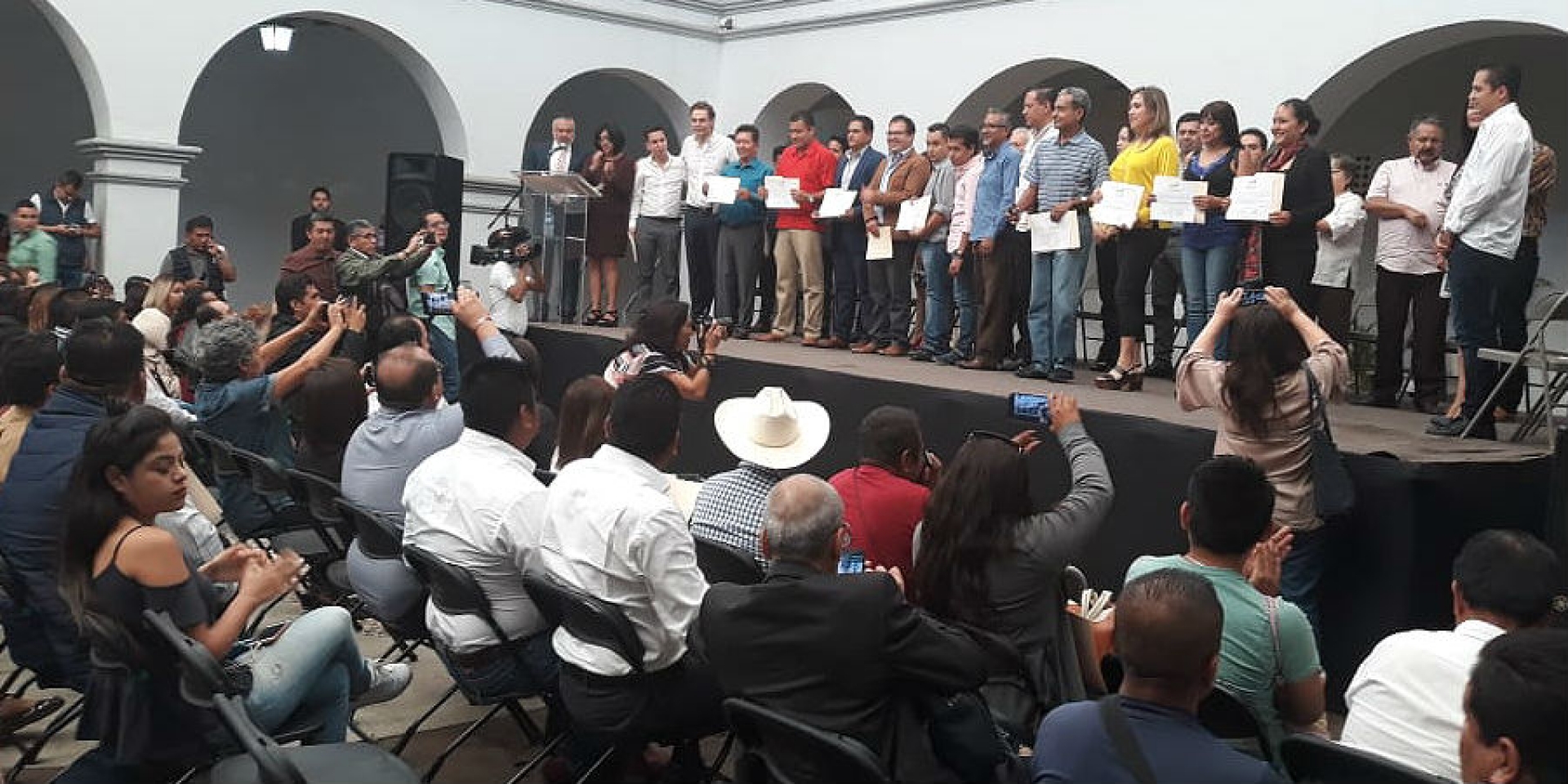 Entrega Impepac constancias a 153 regidores designados como integrantes de los 33 cabildos