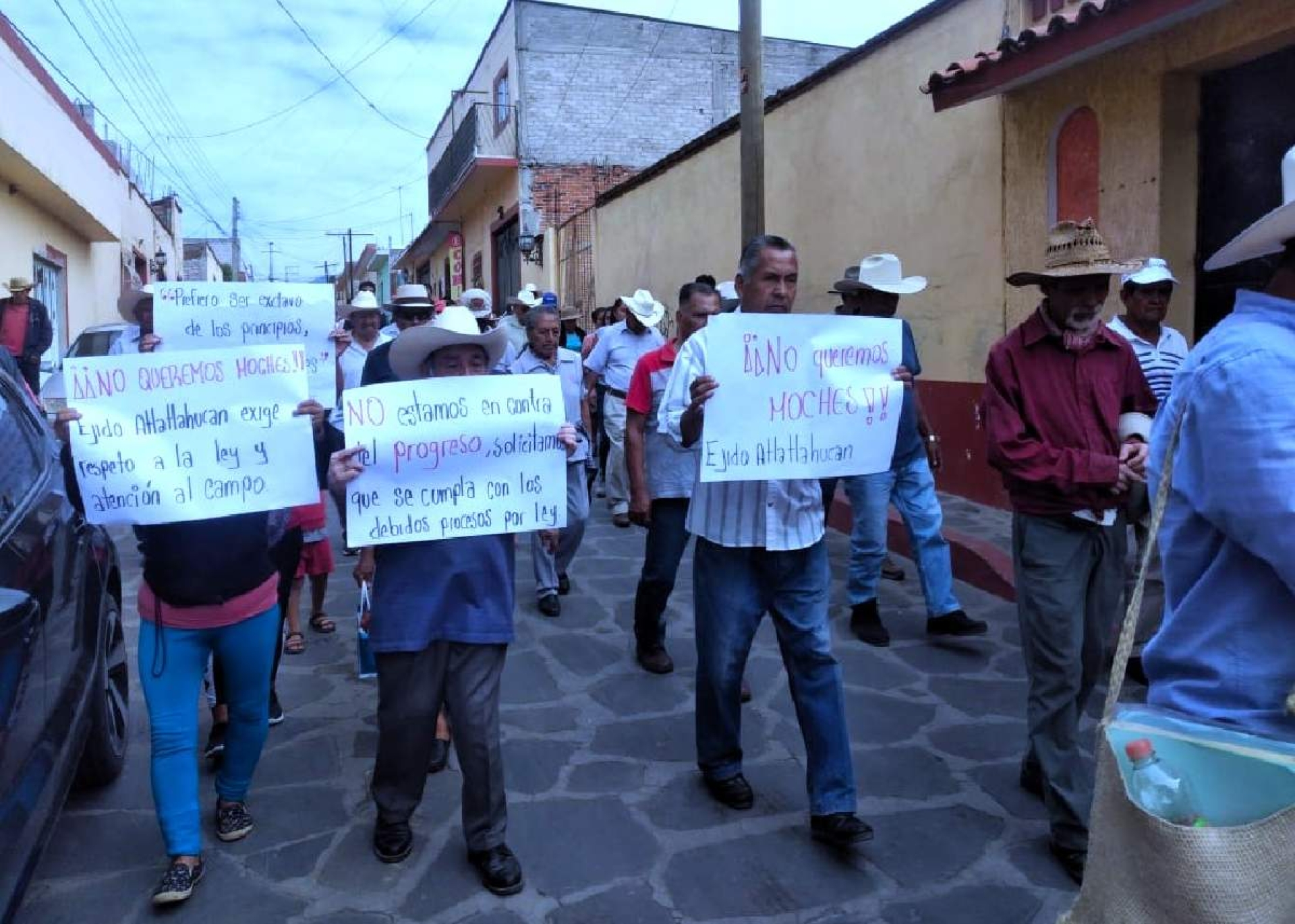 Marchan ejidatarios de Atlatlahucan para exigir 'pago de indemnizaciones'