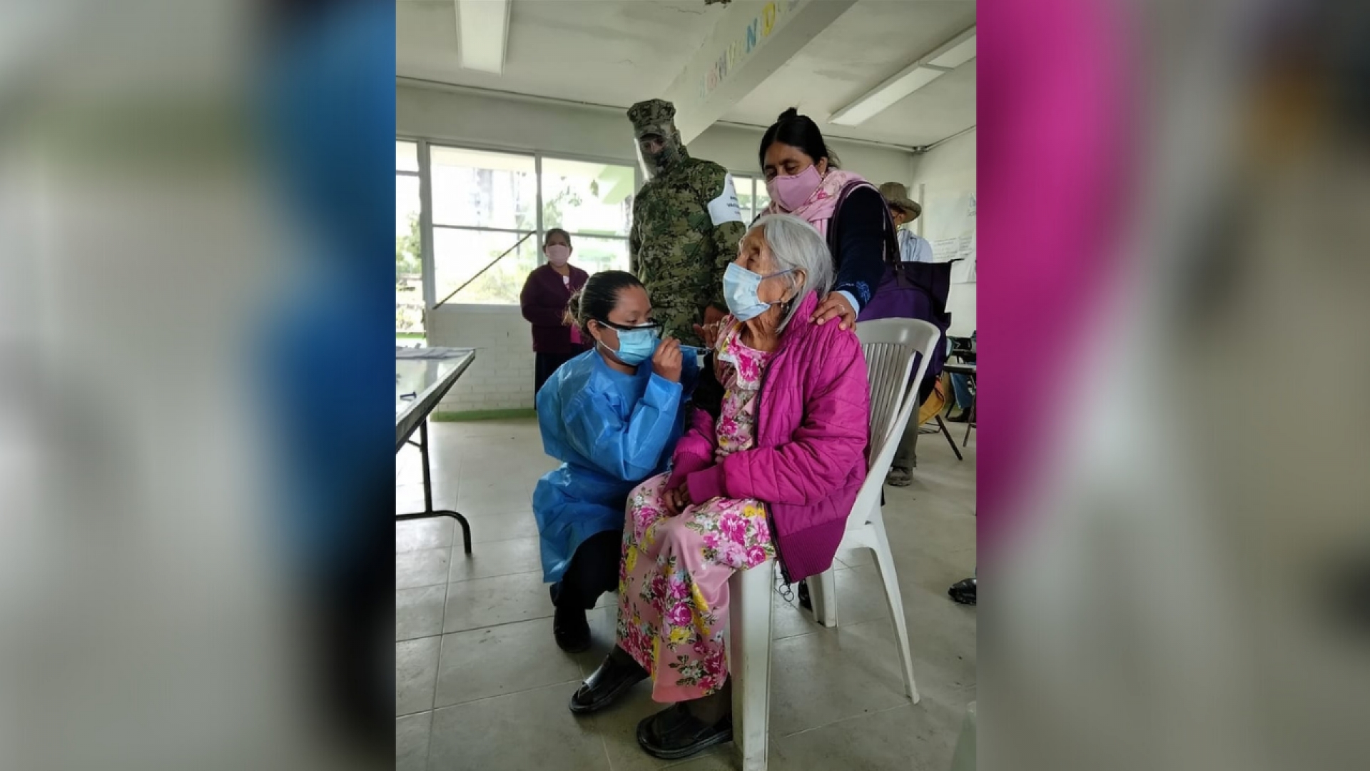 Recibe mujer de 120 años vacuna antiCovid