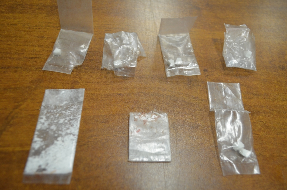 Capturan a tres personas con siete dosis de cocaína