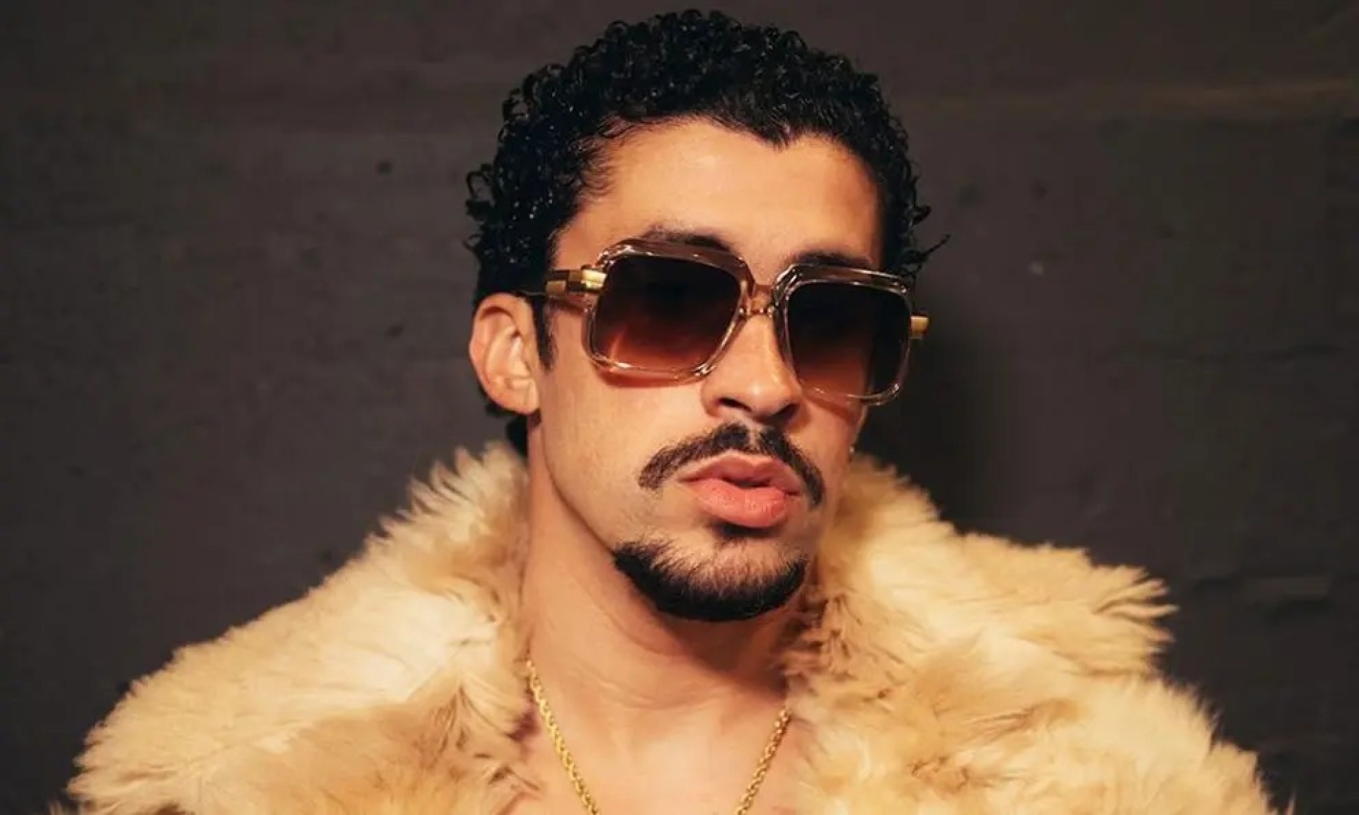 INAH llama la atención a Bad Bunny tras tocar pieza arqueológica en el Museo Nacional de Antropología