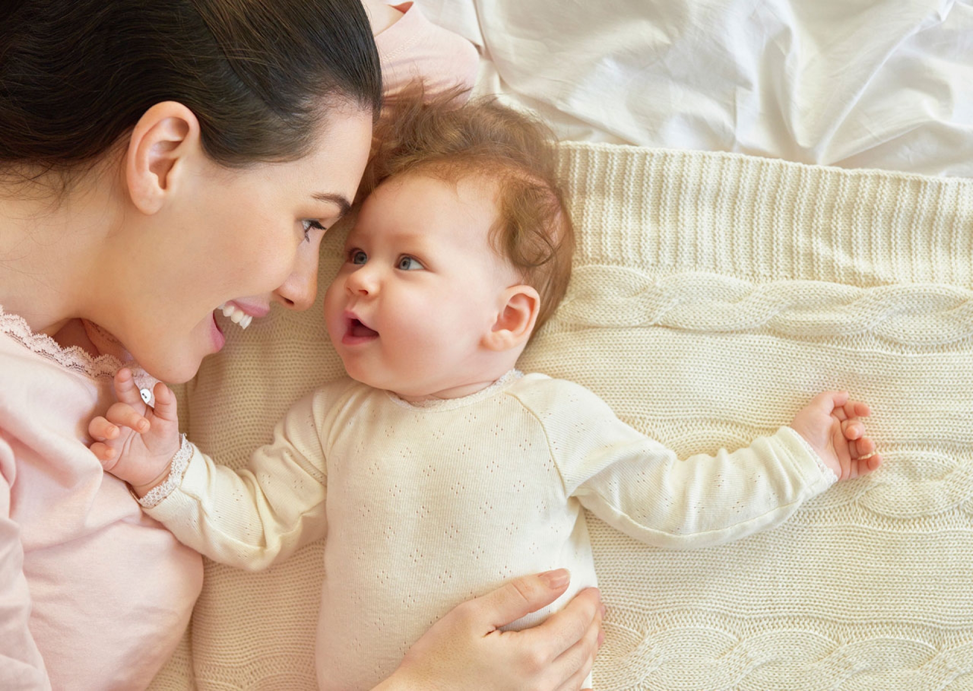 Cuándo llega la primera sonrisa del bebé y por qué es importante corresponderla