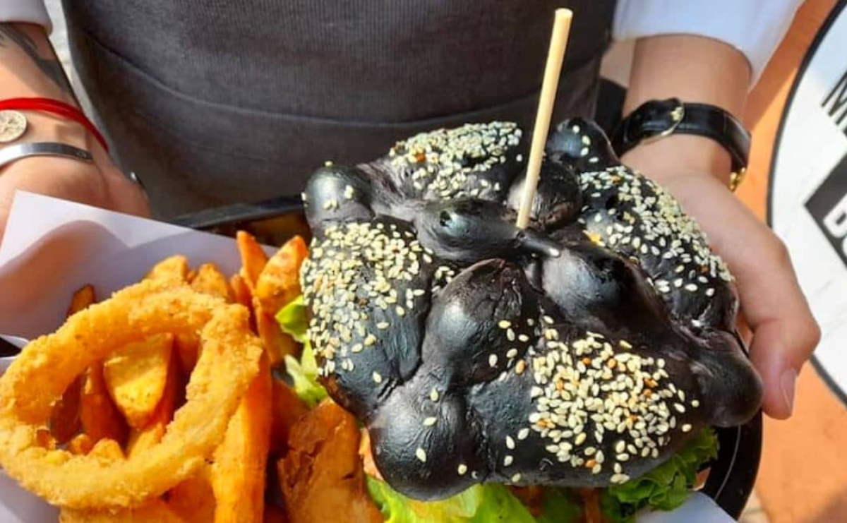 Crean la "burguermuerta", hamburguesa hecha con pan de muerto