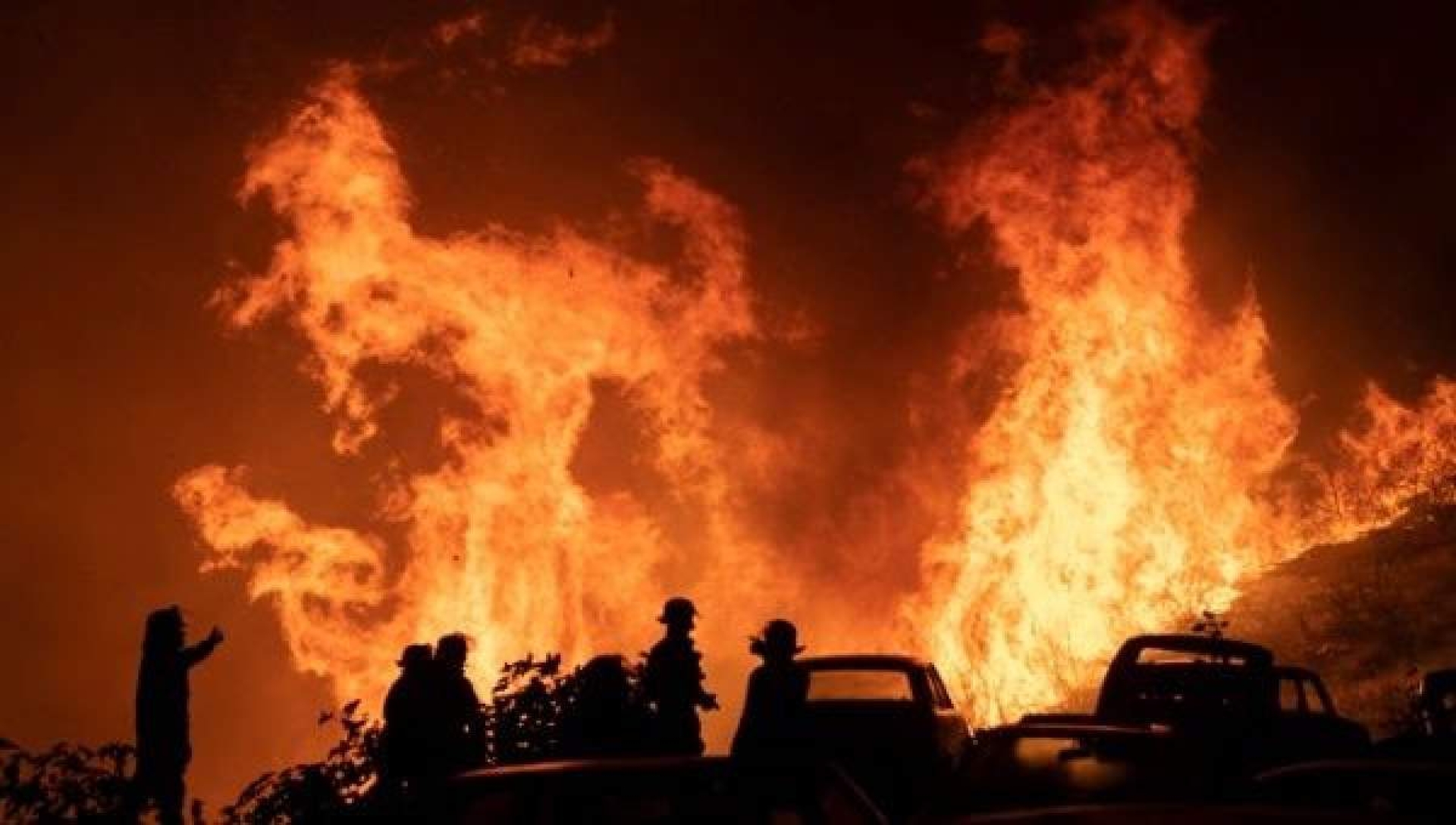 En Chile, enormes incendios forestales han quitado la vida al menos a 131 personas, pero un pueblo quedó intacto