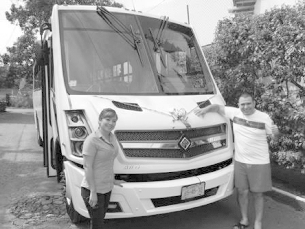 Presentan el nuevo camión que dará servicio de transporte a estudiantes universitarios de Yautepec