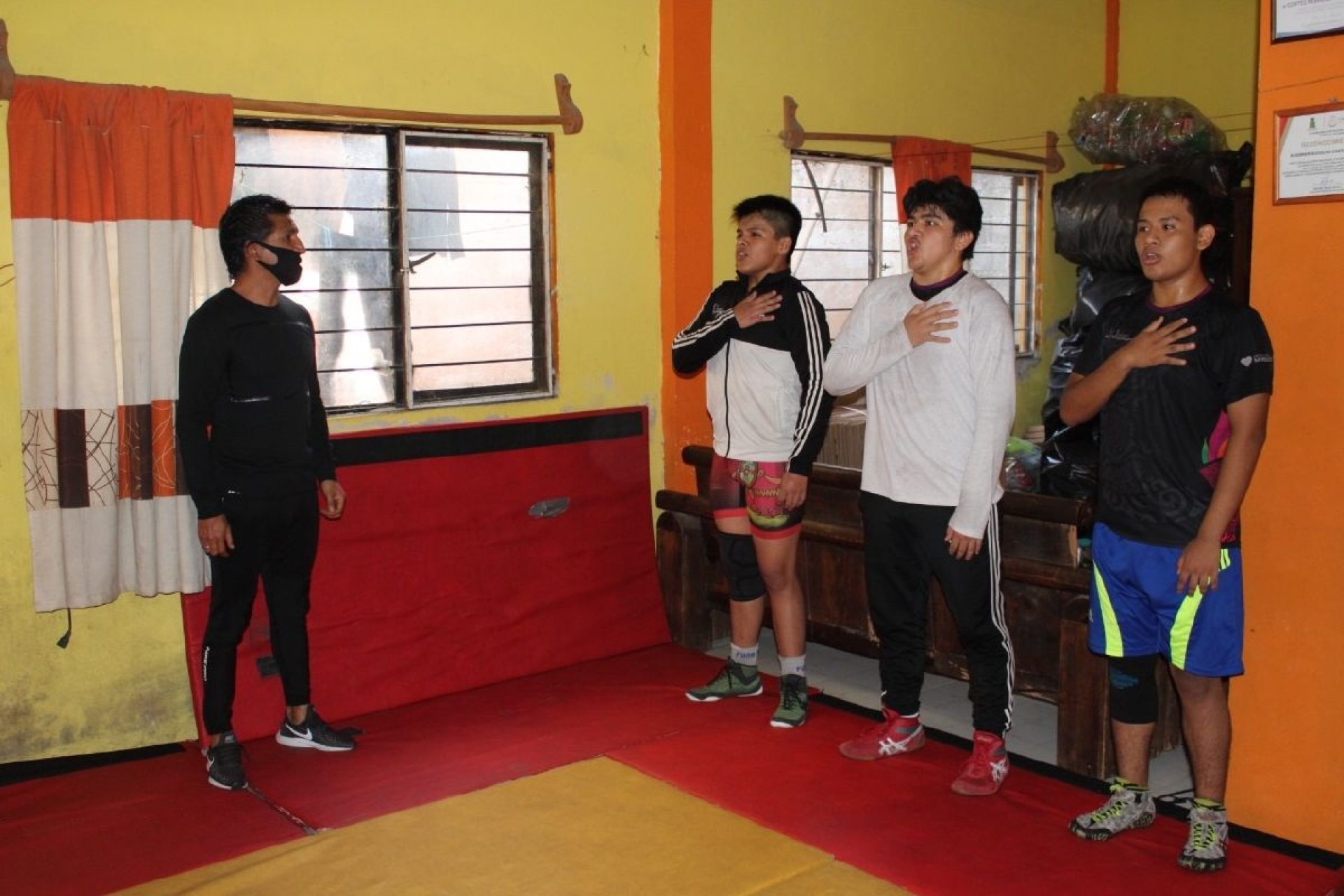 Gladiadores reciben visita de autoridades del Indem