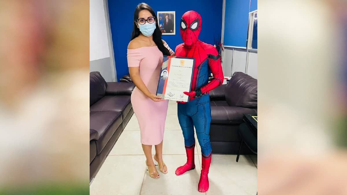 Estudiante recibe título universitario vestido de Spider-Man