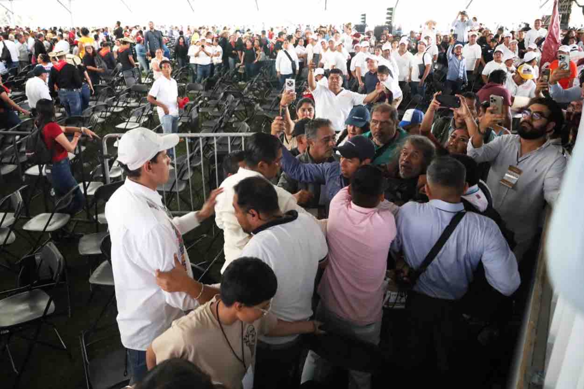 Presidencia suspende a funcionario que agredió a reportero en Guerrero