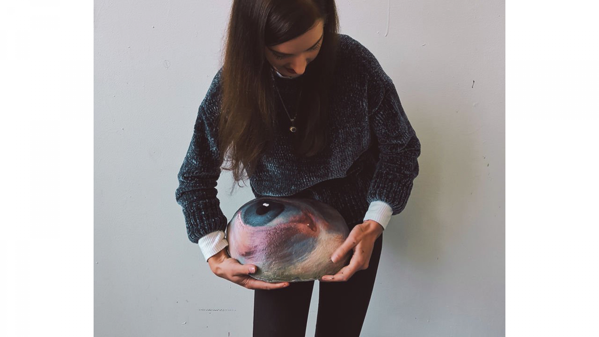 Conoce a la artista que pinta ojos en piedras y luego las devuelve al lugar donde las encontró