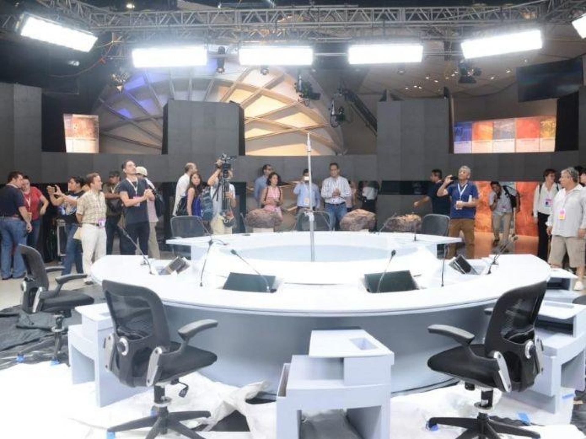 Listo, el tercer debate presidencial en Mérida