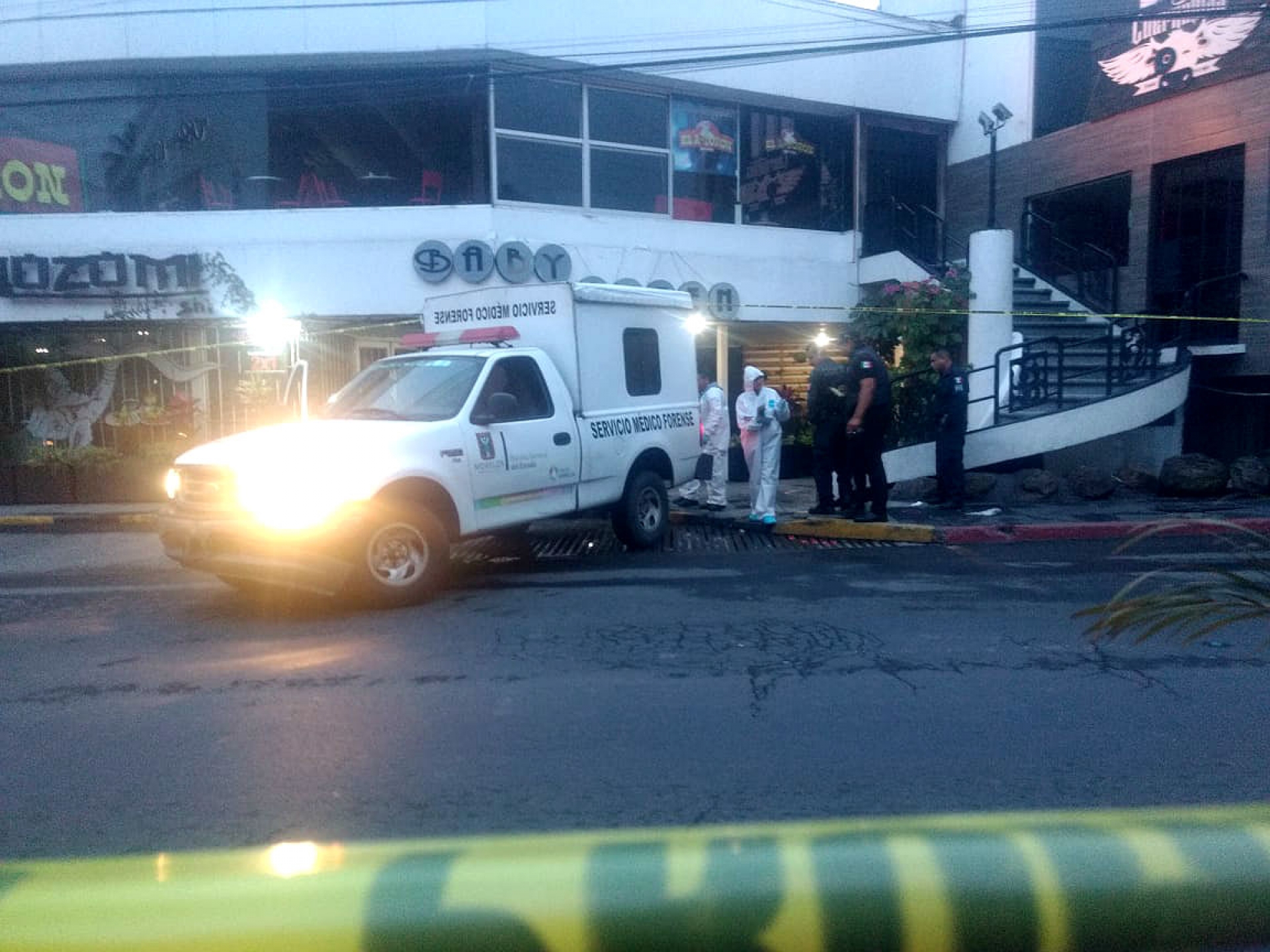 Hieren a tiros a dos hombres afuera de bar; uno falleció