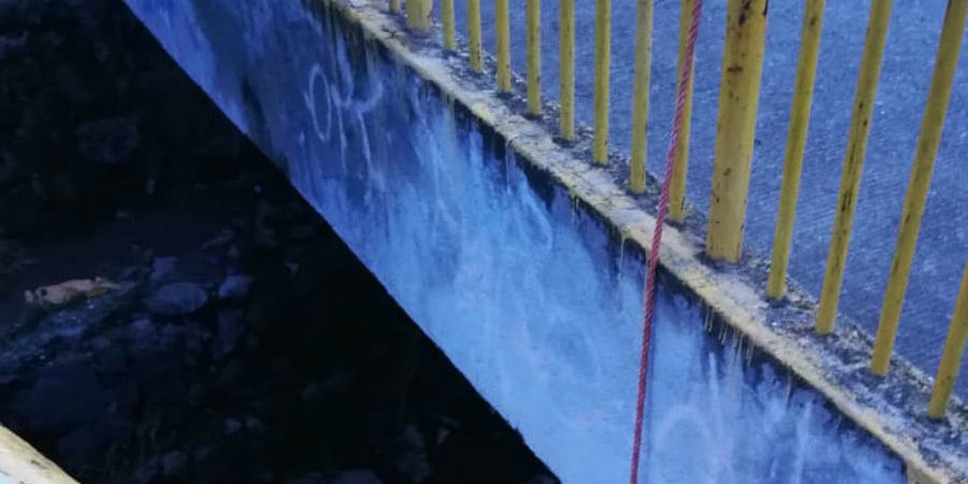 Encuentran el cadáver de un joven colgado en puente peatonal, en Tejalpa