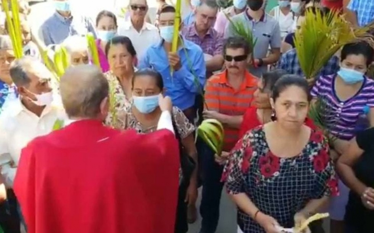"Es una babosada": sacerdote arranca cubrebocas a fieles