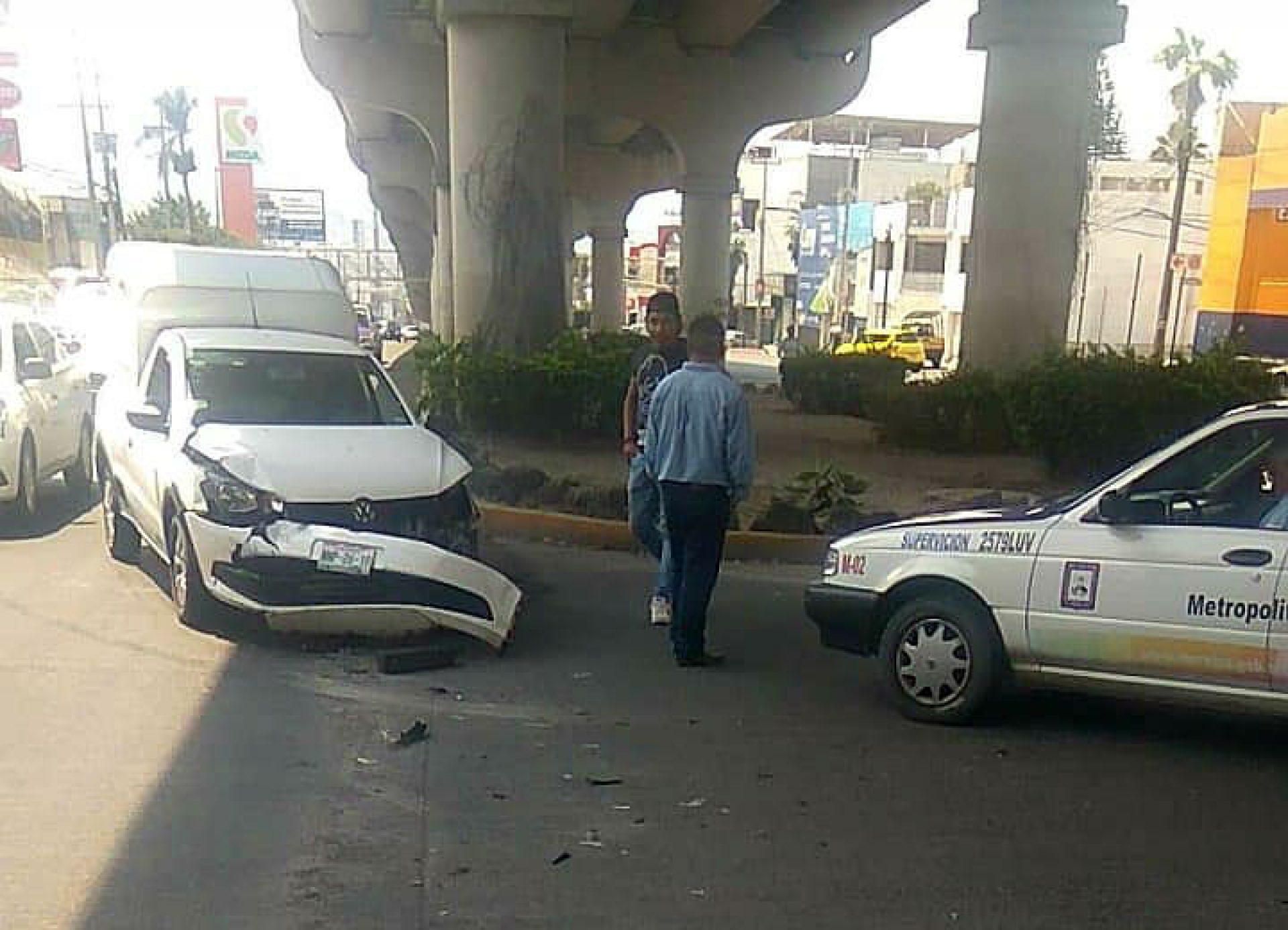 Chocan taxi y camioneta en el crucero de Tejalpa
