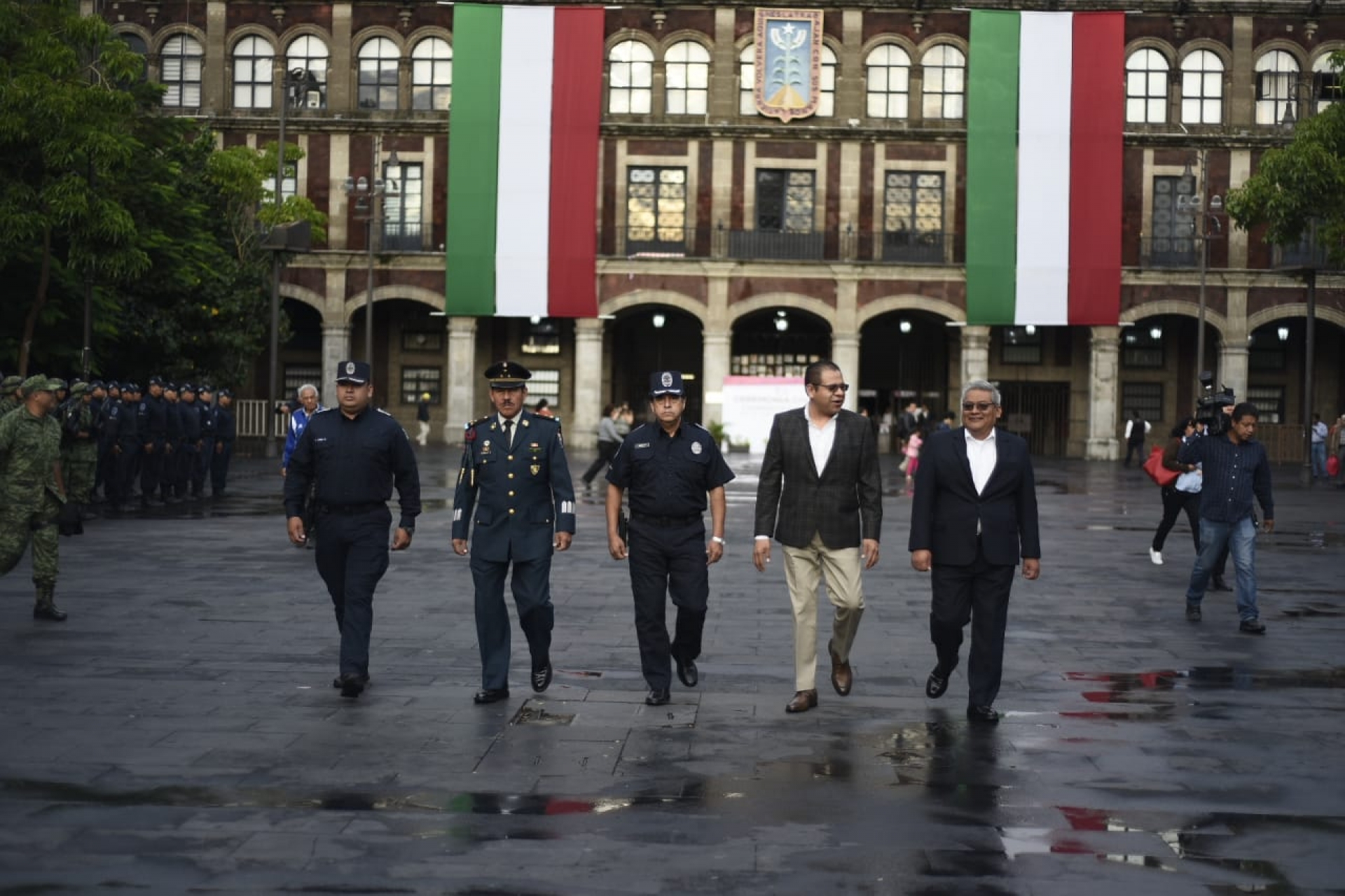 Encabeza comisario general de Seguridad izamiento de Bandera Nacional, en el mes patrio