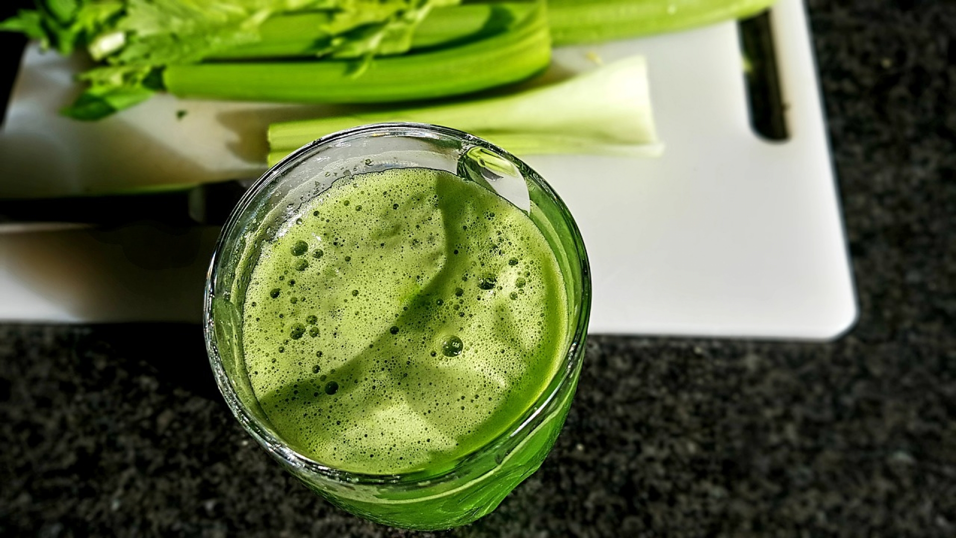 ¿En detox? Descubre estas recetas de jugos verdes “mágicos” para tomar por la noche