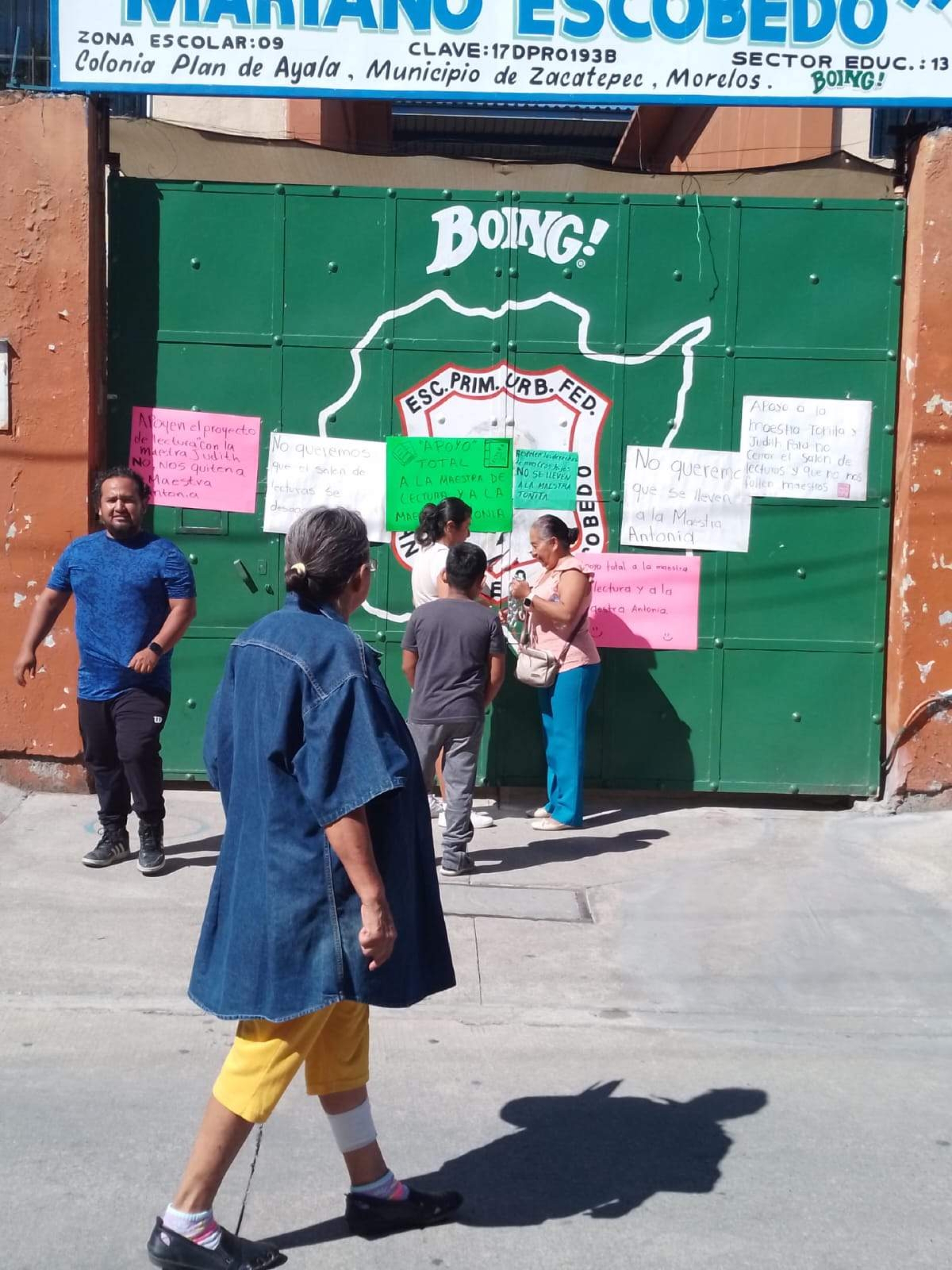 Con plantón, padres de primaria evitan que se lleven a maestra