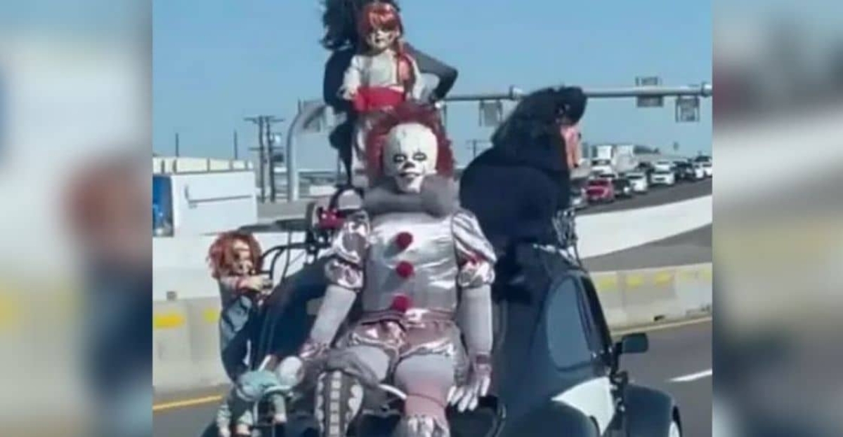 "Freddy Krueger" celebra Halloween a bordo de su vocho