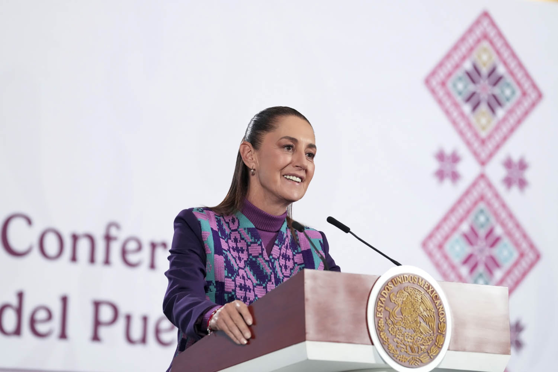 Sheinbaum anuncia aumento de 13% al salario mínimo para 2026
