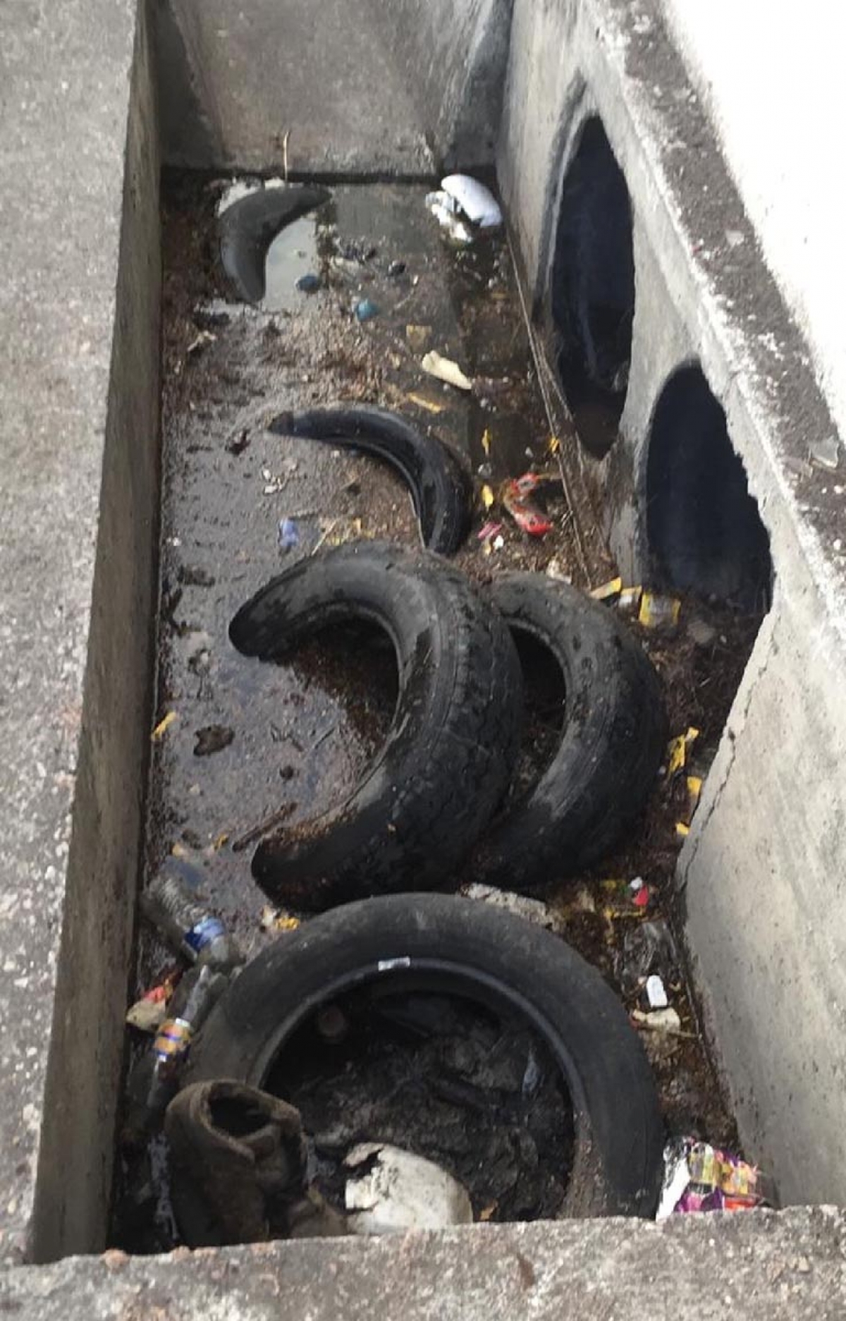 Denuncian vecinos contaminación en distribuidor vial de Cuautla