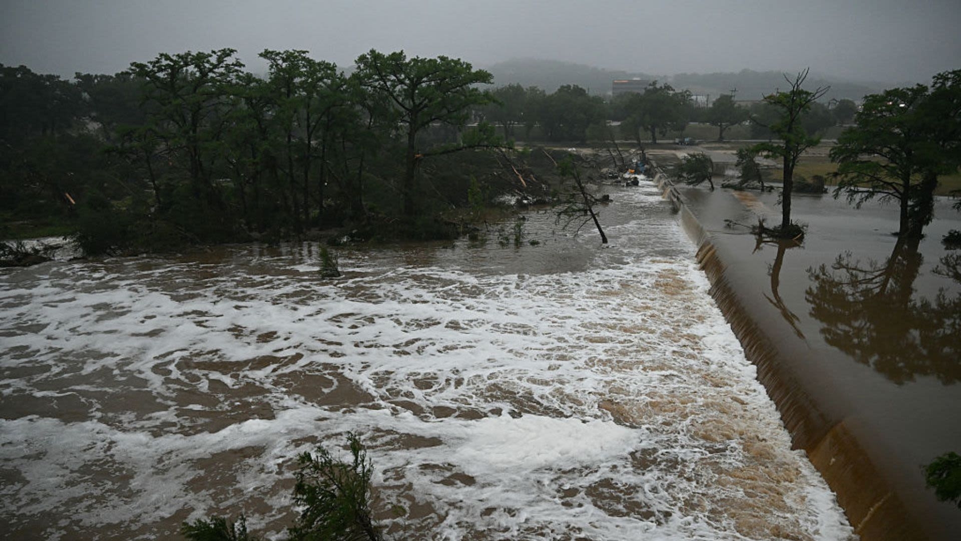 Suman 104 muertos por inundaciones en Texas; mantienen búsqueda