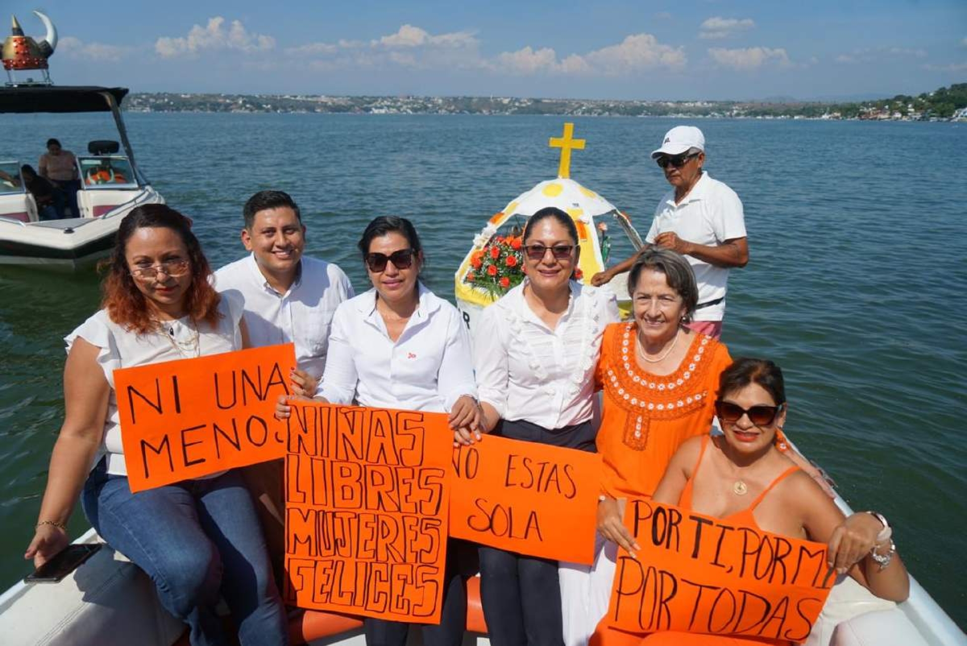 Efectúan caravana acuática en Tequesquitengo contra la violencia de género
