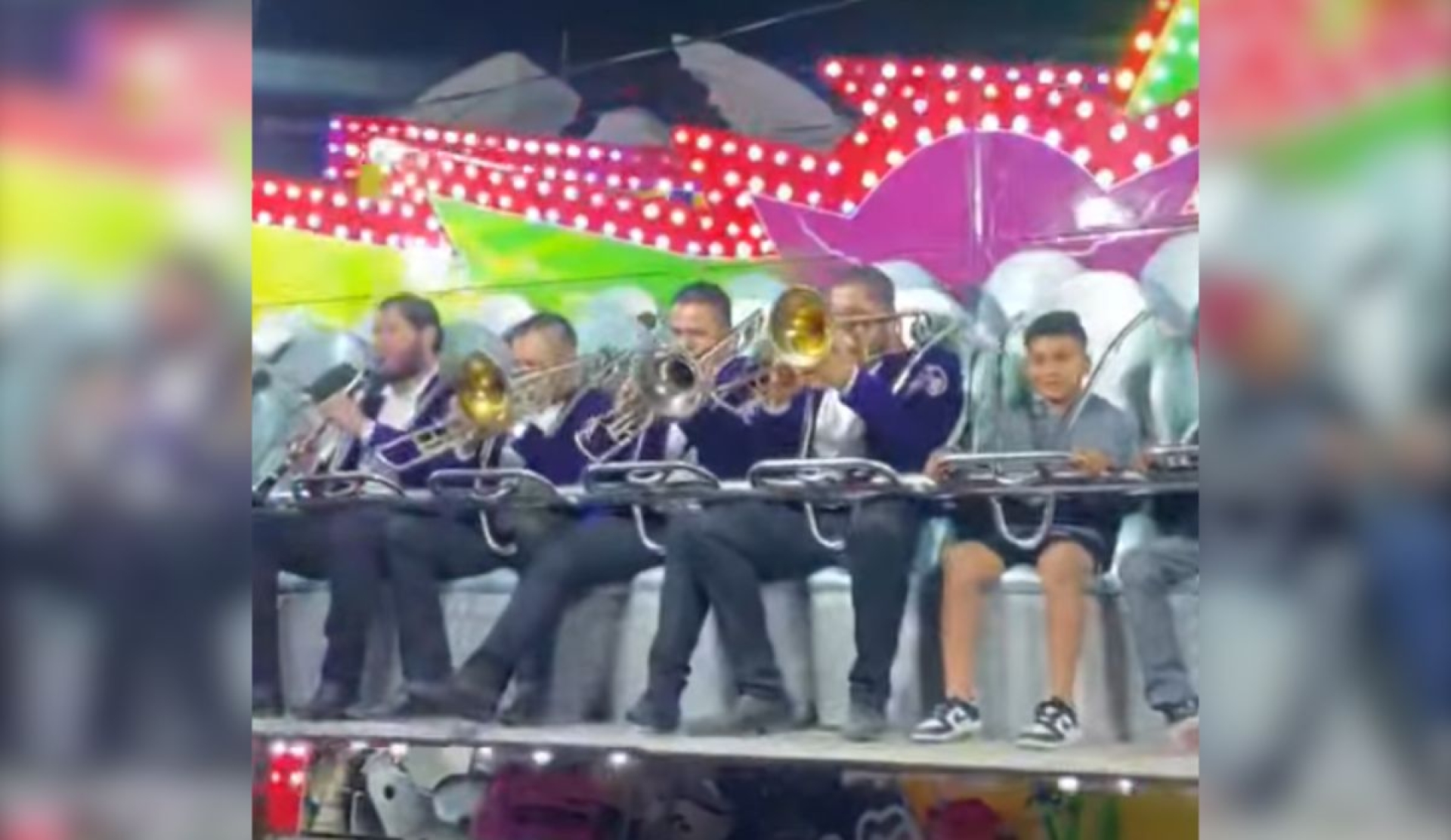 Banda sinaloense se vuelve viral tocando música en juego mecánico en Hidalgo