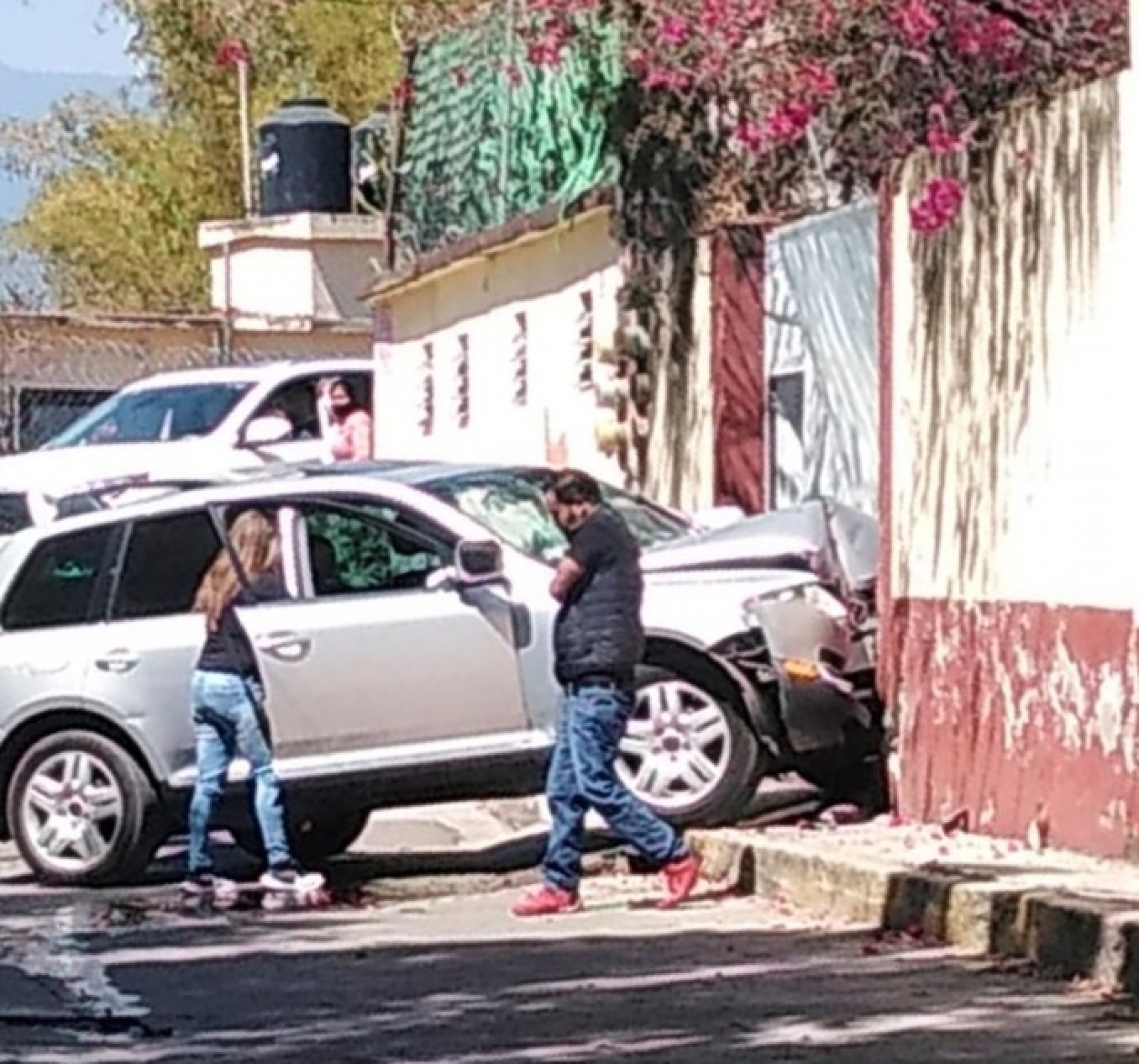 Se impacta camioneta contra portón de vivienda, en Jiutepec