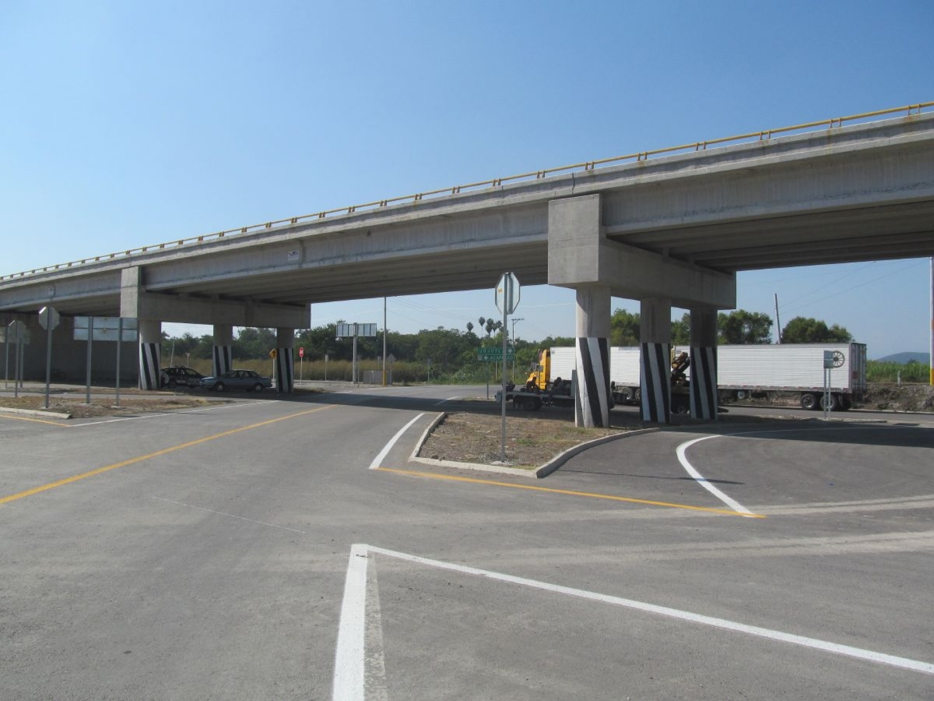 Más de 80 personas cometen asalto en la autopista Siglo XXI, en Tlaltizapán