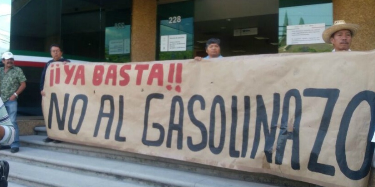 Protestan ciudadanos ante el SAT, en contra del alza de gasolinas