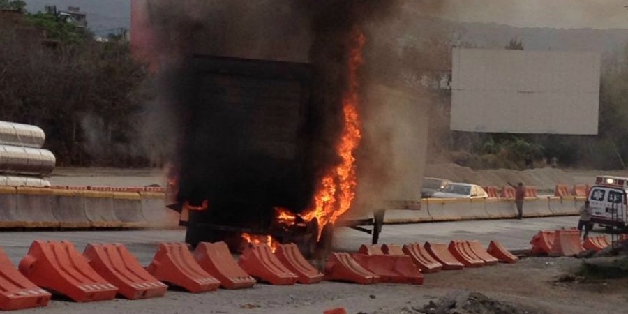 Caja de tráiler se incendia en el libramiento Cuernavaca