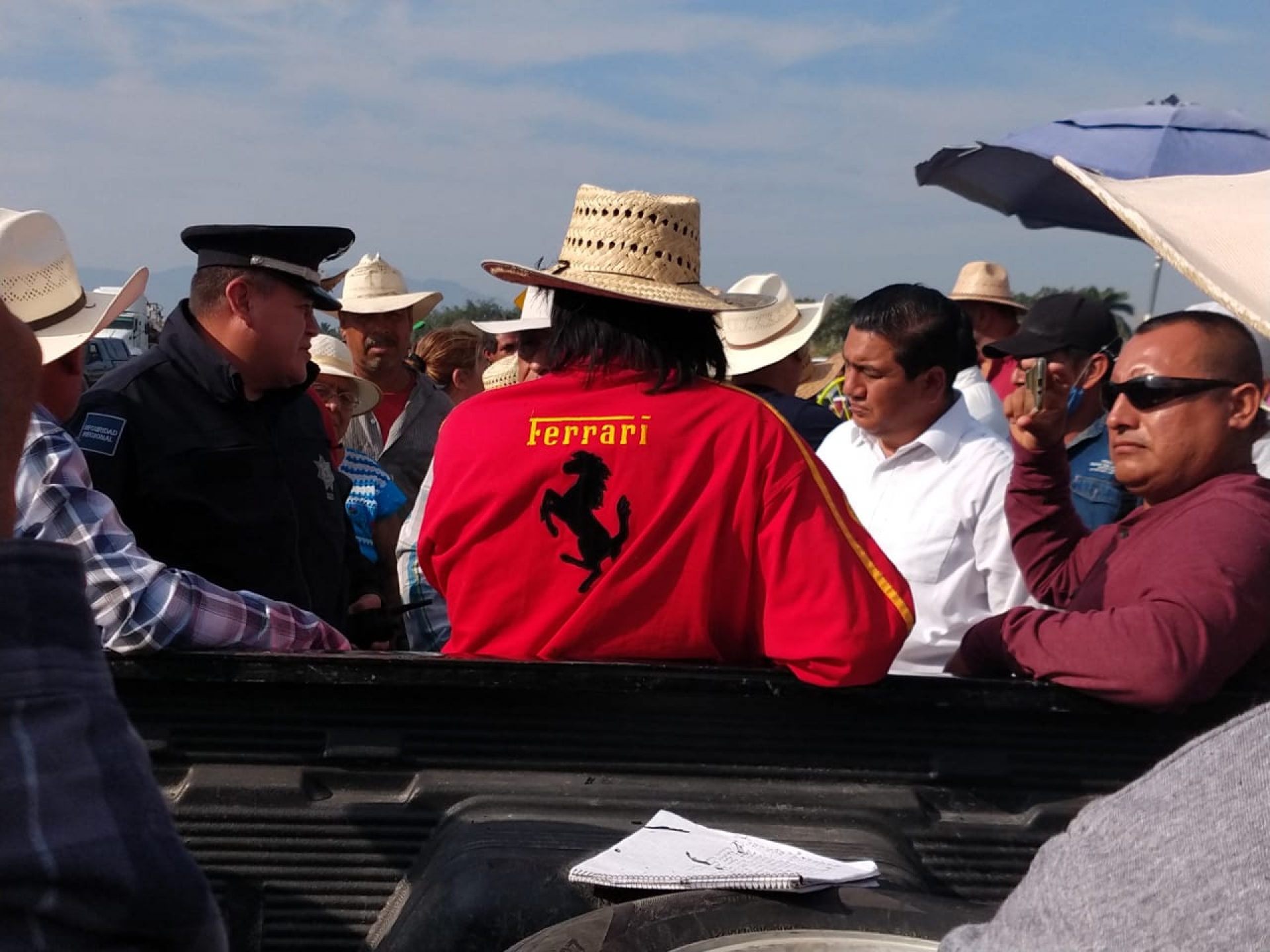 GN entabla diálogo con ejidatarios, ante bloqueo de autopista Siglo XXI
