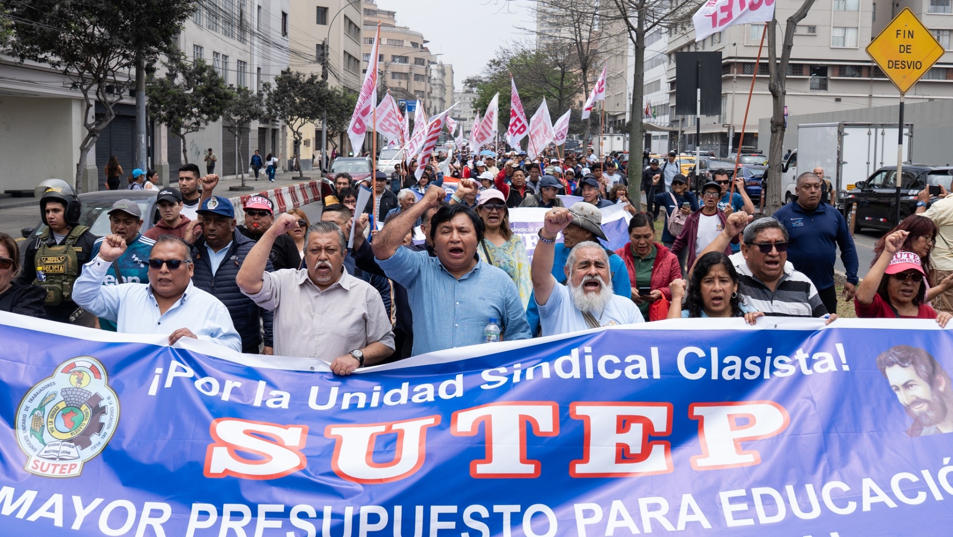 Maestros en Perú protestan por pensiones dignas y aumento salarial