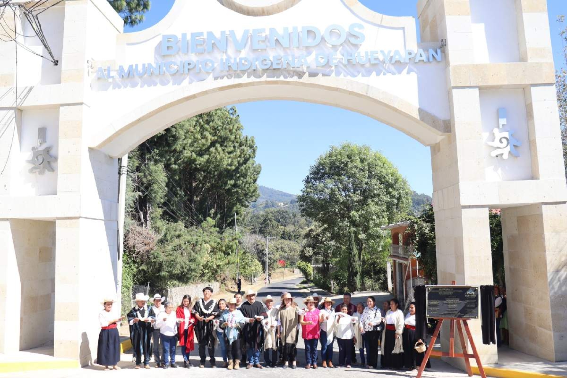 Inaugura Margarita González Saravia obras en Hueyapan