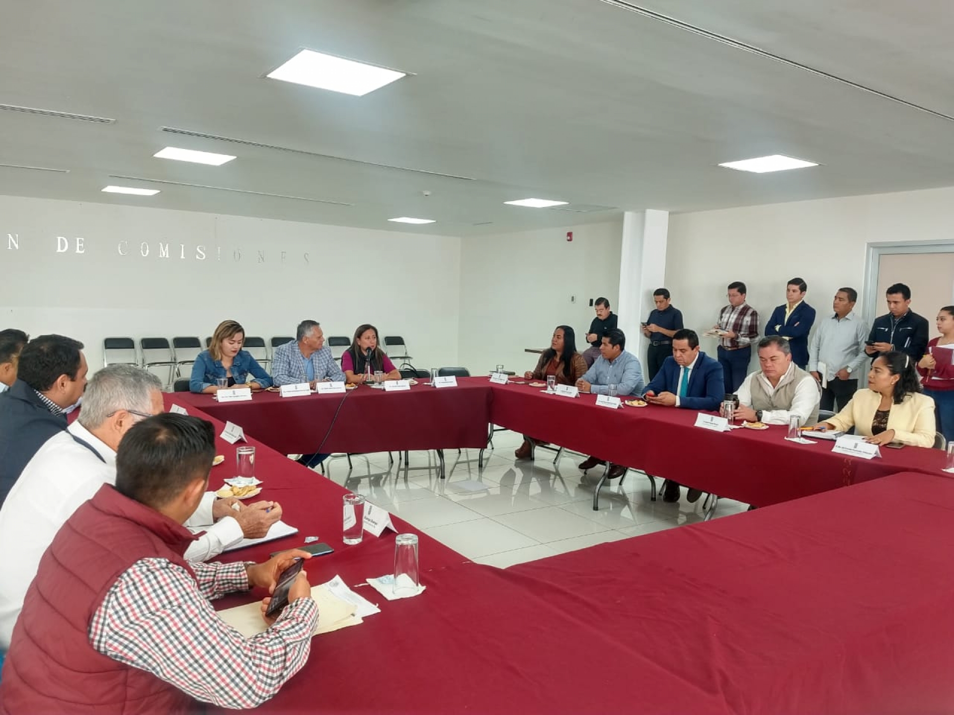 Efectúan mesa de trabajo en el Congreso local entre diputados y alcaldes