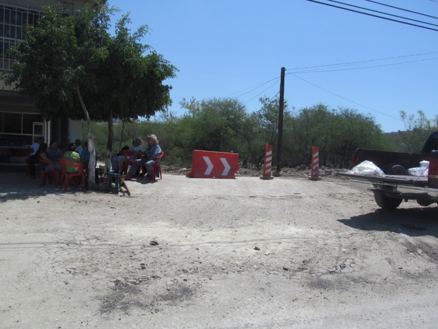 Ejidatarios nuevamente bloquean acceso a camiones que construyen la autopista Siglo XXI