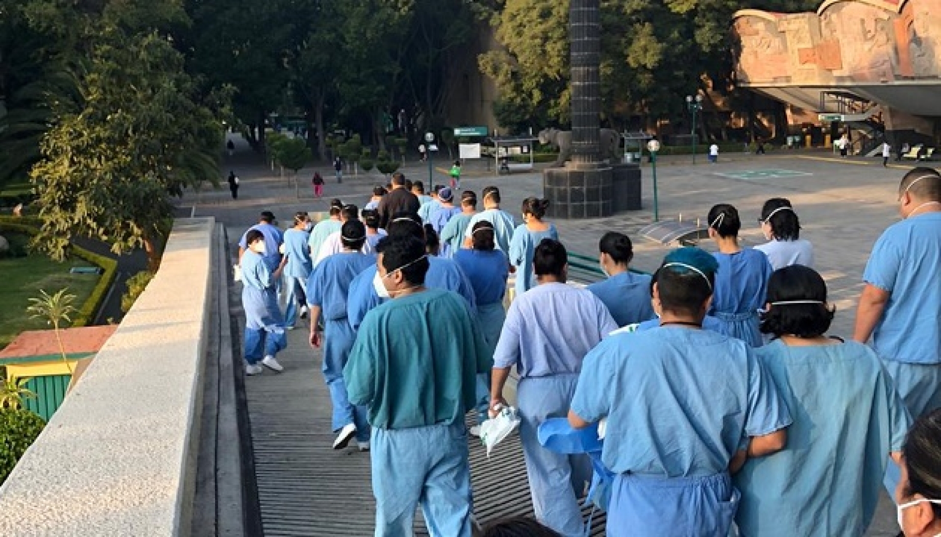 Empleados del Centro Médico Siglo XXI denuncian que quieren convertir sus vestidores en ‘zona COVID’
