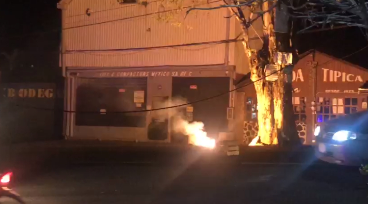 Cae cable de alta tensión en la carretera federal México-Cuernavaca