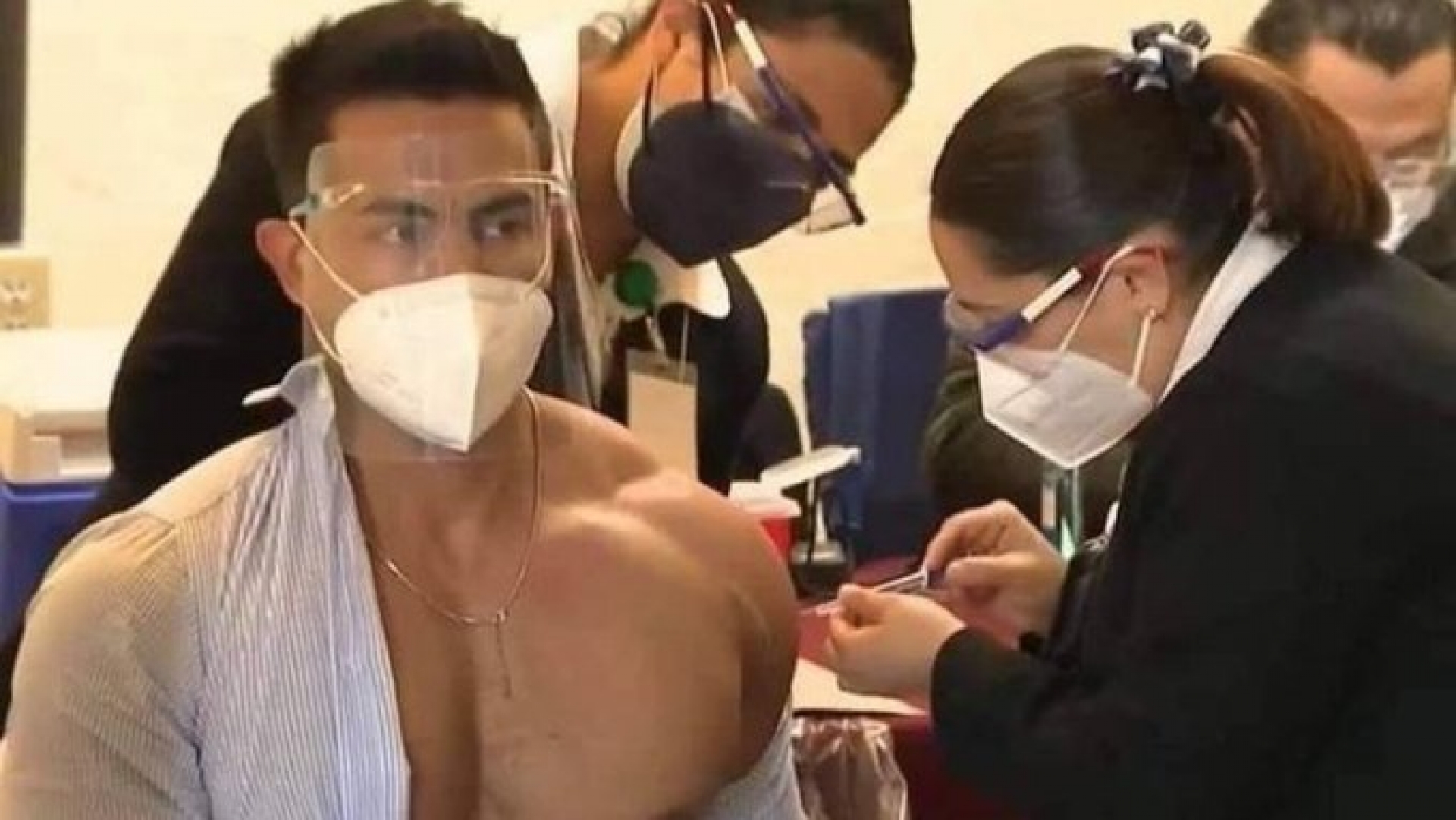 Exhiben a oftalmólogo en fiesta de playa; recibió vacuna contra COVID-19