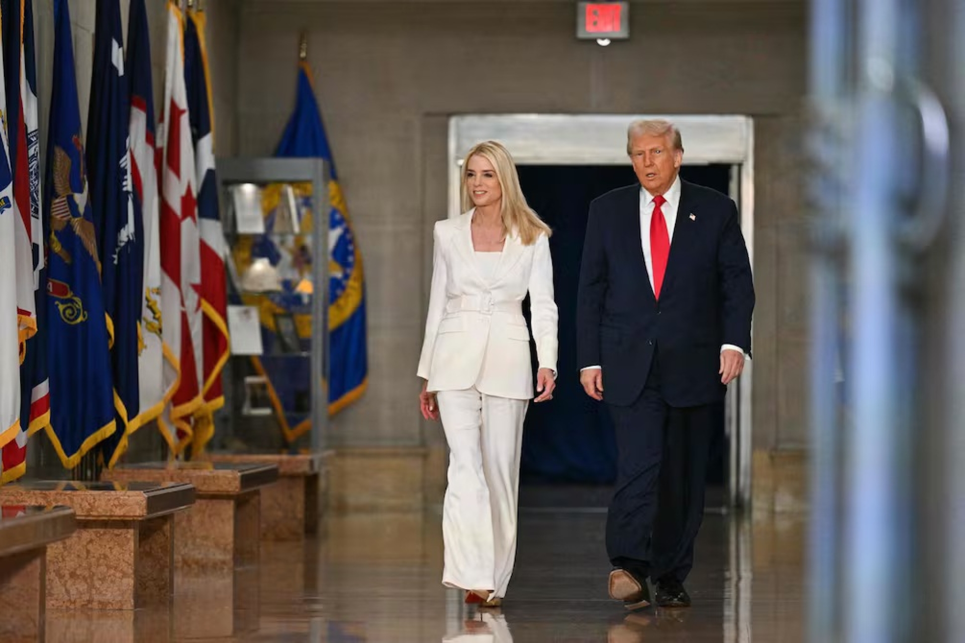Donald Trump destituye a la fiscal general Pam Bondi