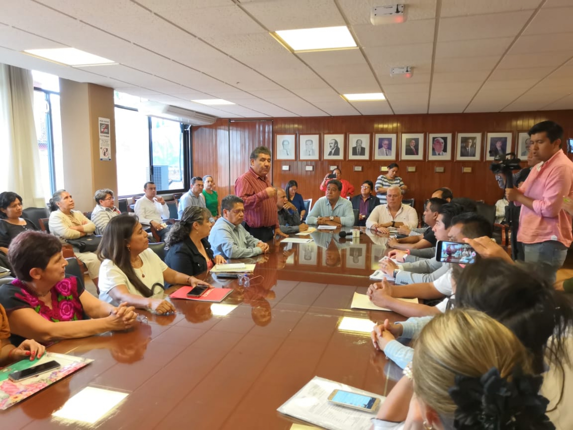 Entregan oficios de comisión a 20 de los 25 maestros cesados