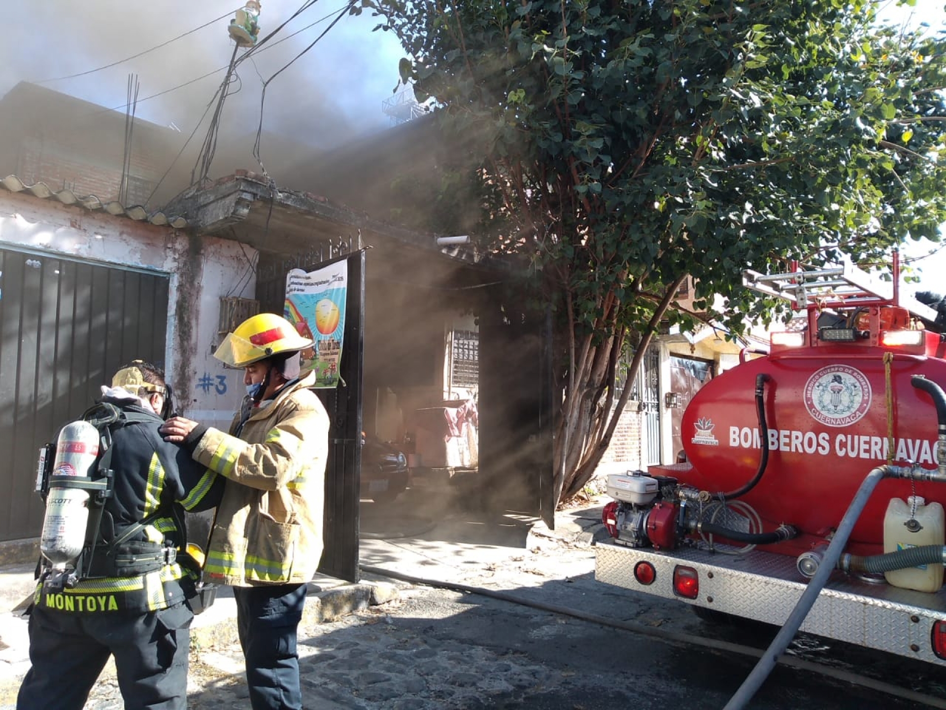 Acuden bomberos a sofocar incendio de vivienda en Flores Magón