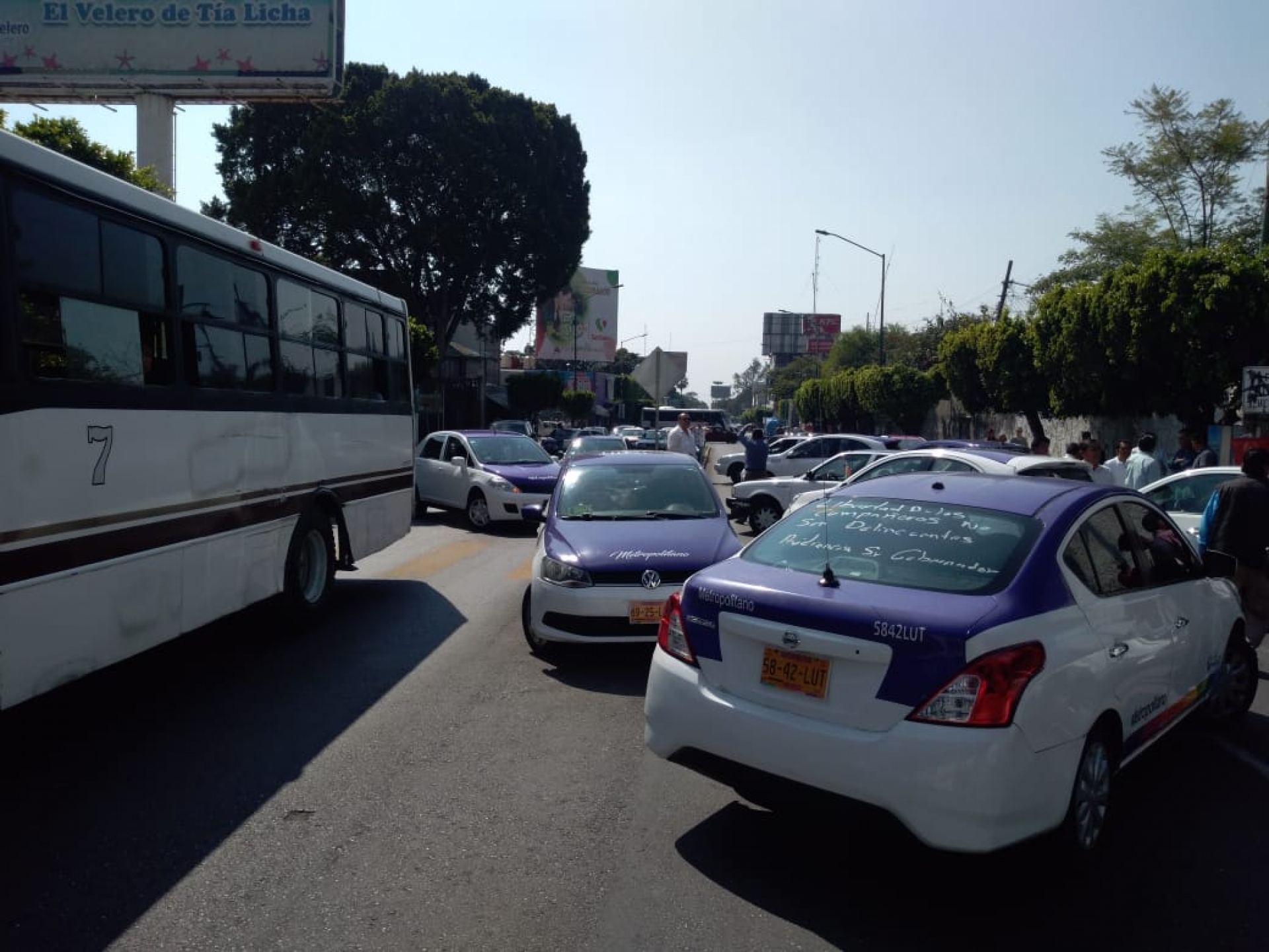 Se manifiestan operadores de taxi frente a la FGE